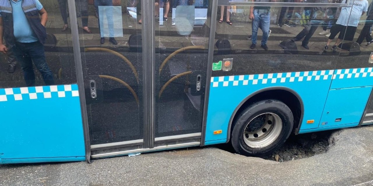 Bağcılar’da Yol Çöktü İçinde Yolcu Bulunan Otobüs Çukura Saplandı