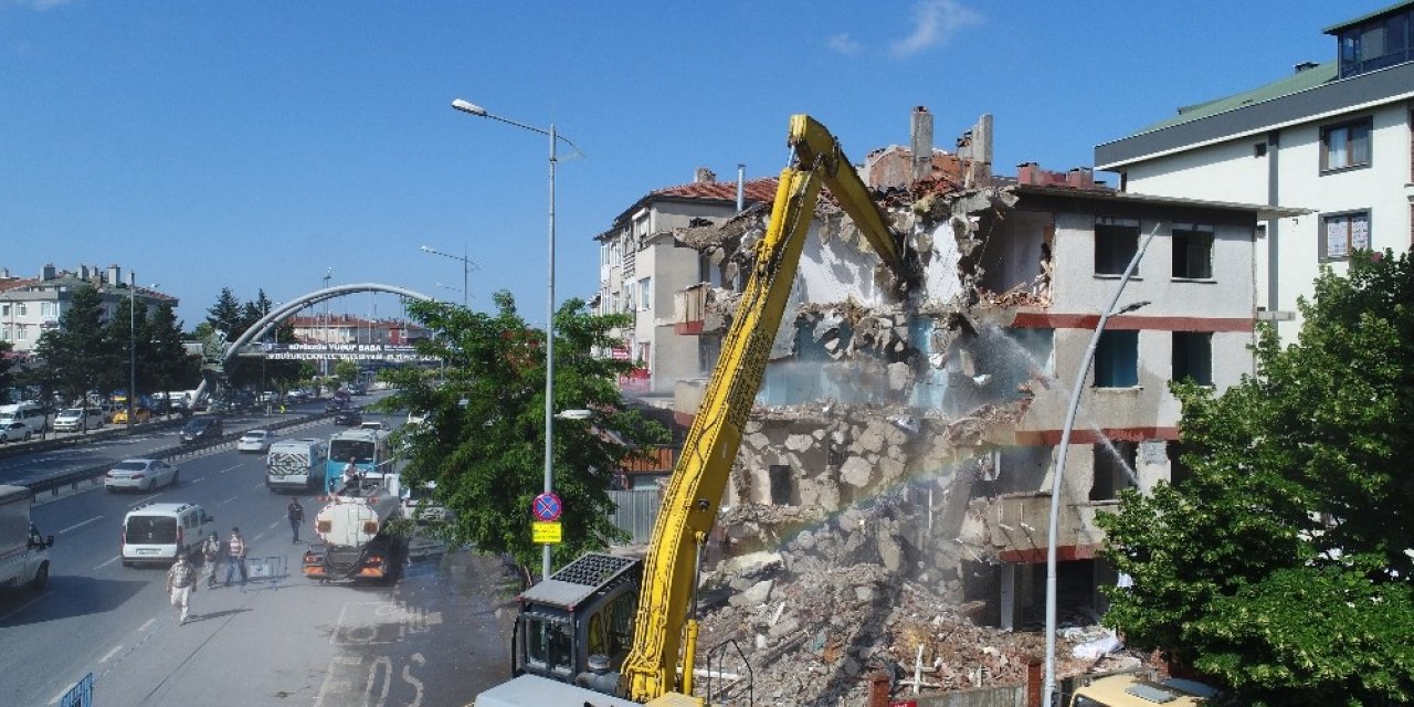 Büyükçekmece’de Riskli Bina Belediye Ekiplerince Yıkıldı