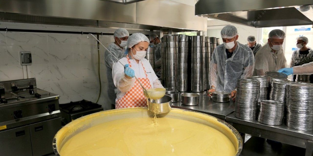Küçükçekmece’de Her Gün 450 Ailenin Sofrasına Sıcak Yemek