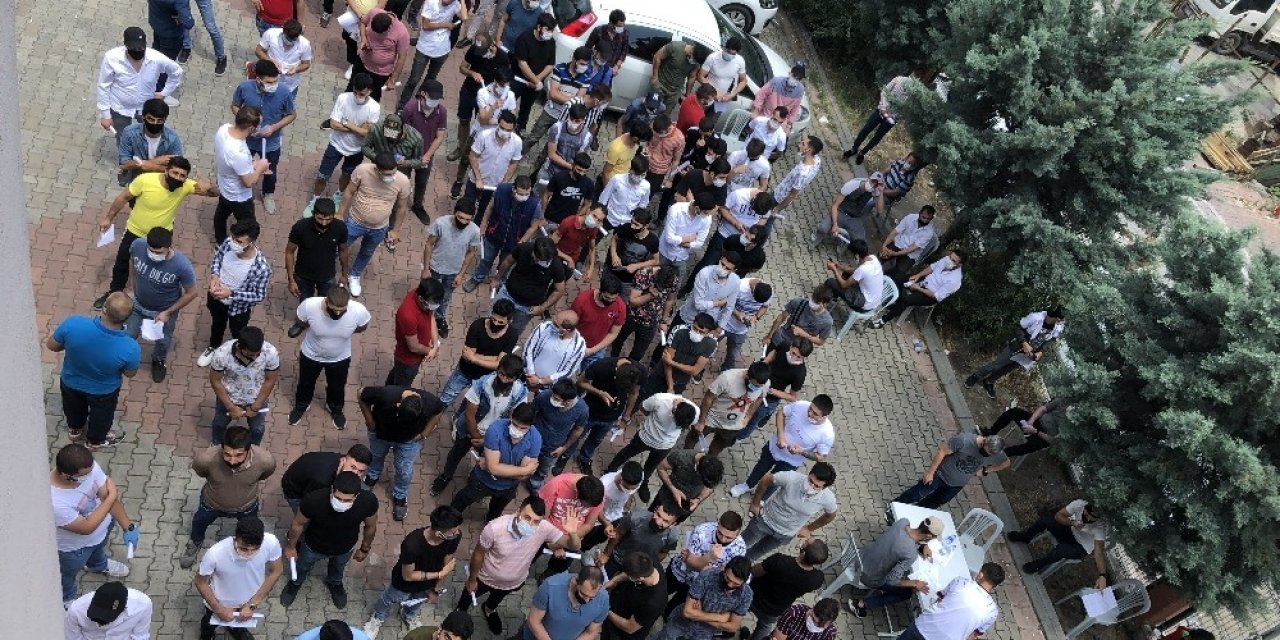 Sosyal Mesafesiz Covid-19 Test Kuyruğu