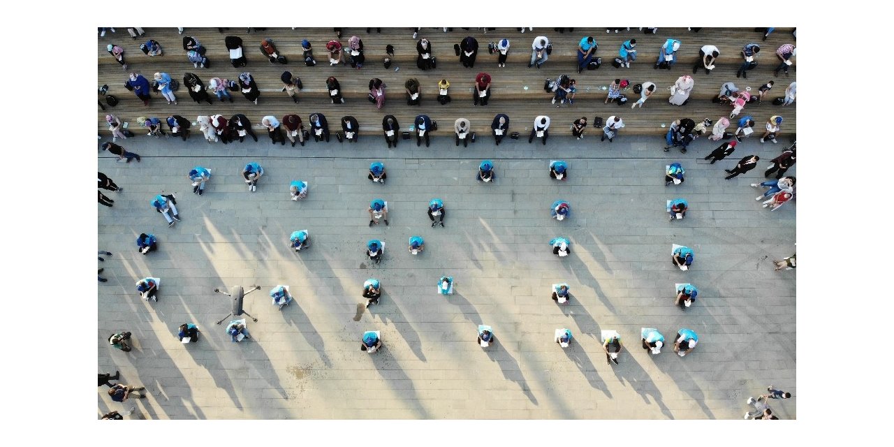 Gençlerin ‘oku’ Kareografisi Oluşturarak Kitap Okuması Havadan Görüntülendi