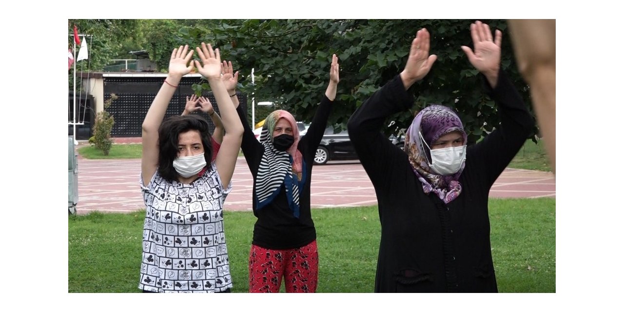 Beyoğlu’nda Kadınların Sosyal Mesafeli Sabah Sporu