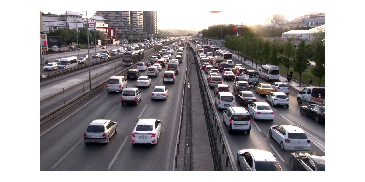 İstanbul’da Haftanın Son İş Gününde Trafik Yoğunluğu Arttı