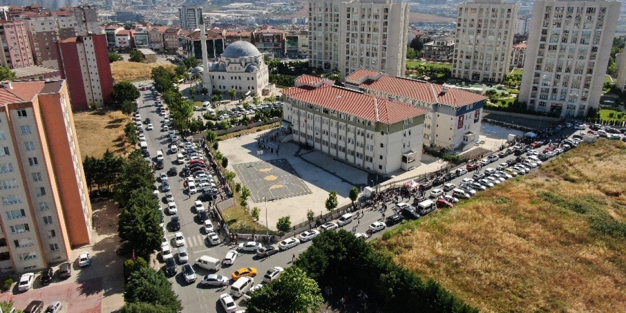Okul Önlerindeki Araç Yoğunluğu Havadan Görüntülendi