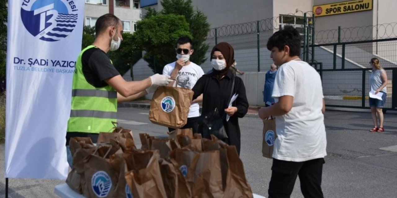Tuzla Belediyesi, Sınav Sabahı Öğrenci Ve Aileleri Yalnız Bırakmadı