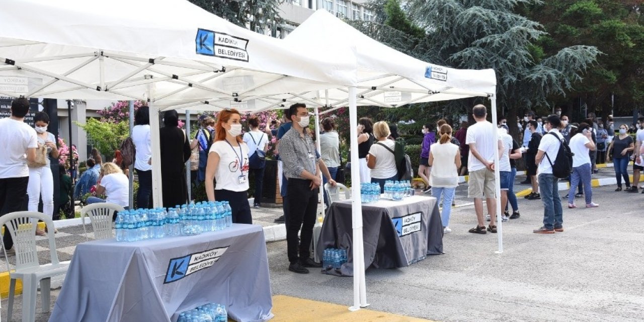 Kadıköy Belediyesi Üniversite Sınavına Giren Öğrencilerin Yanında