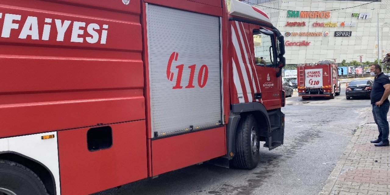 Sultanbeyli’de Düğün Salonunda Yangın: 1 Kişi Dumandan Etkilendi