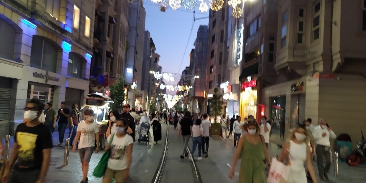 İstiklal Caddesi Ve Taksim Meydanı’nda Korona Virüs Tedbirleri Unutuldu