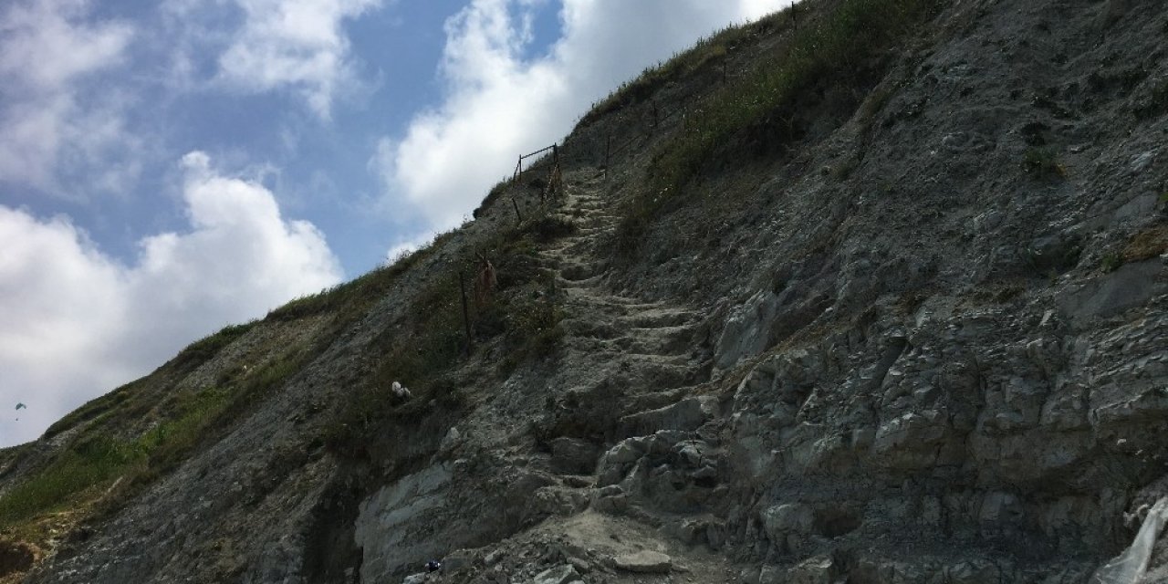 Karaburun Plajında Tehlike Saçan Merdiven
