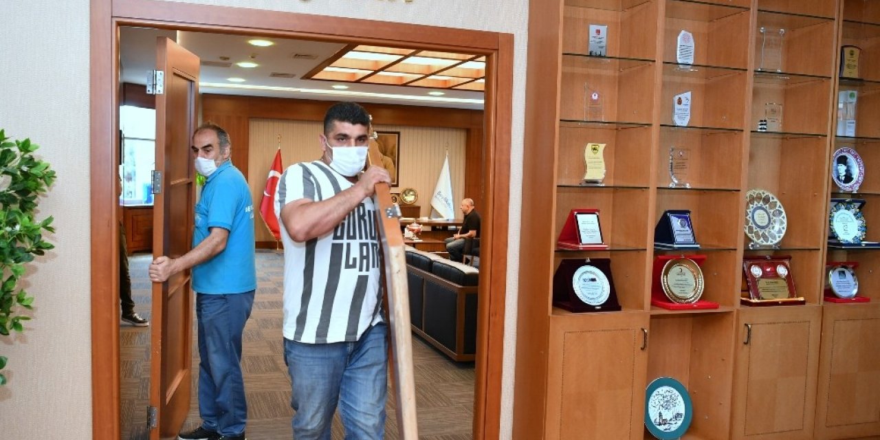 Başkan Çalık, Makam Kapısını Söktürdü