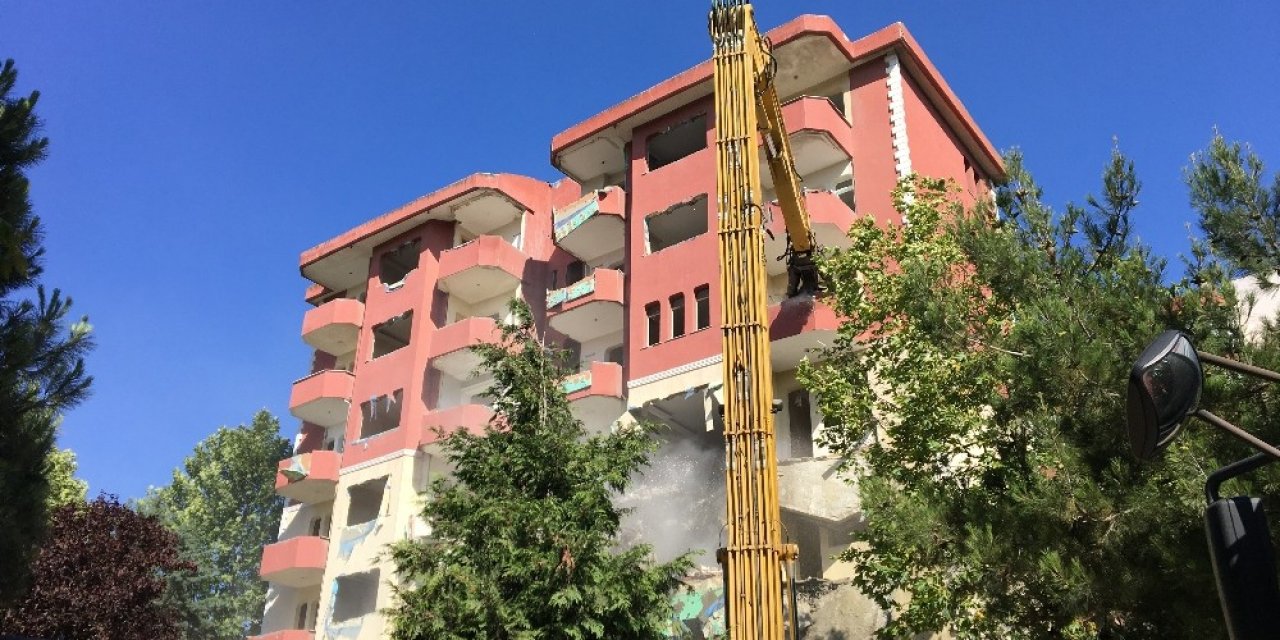 Büyükçekmece’de Riskli 8 Katlı Bina Yıkıldı