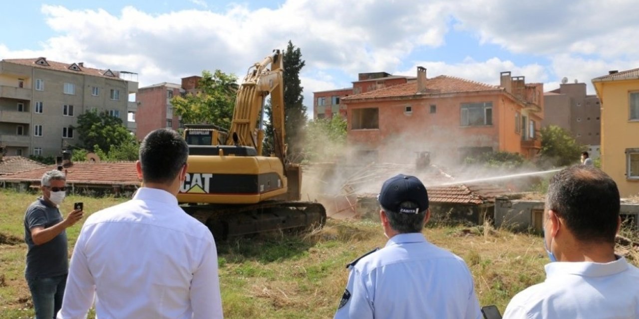 Kartal’da Metruk Binaya Geçit Yok