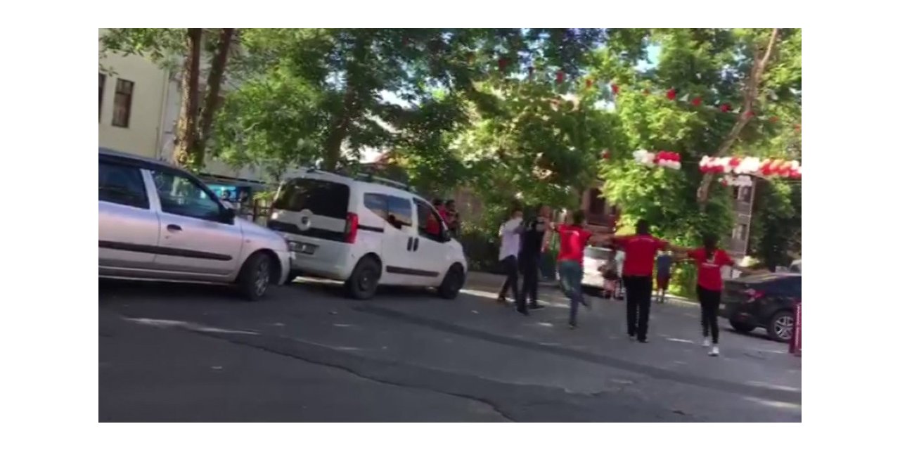 Şile’de Pes Dedirten Görüntü: Sosyal Mesafeyi Hiçe Sayarak Omuz Omuza Halay Çektiler