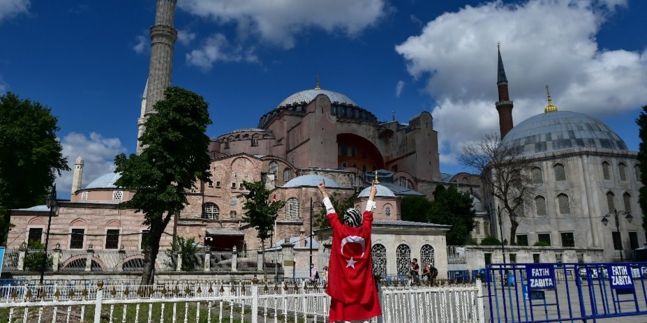Karar Sonrası Ayasofya’da Dua Ettiler