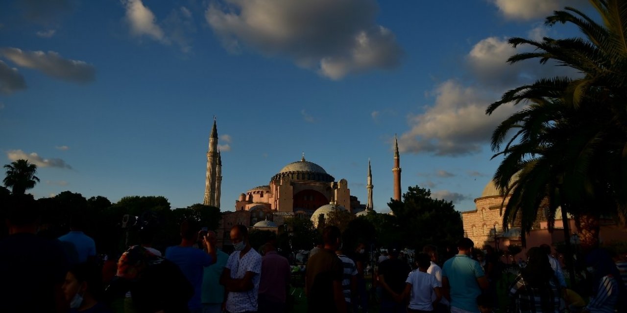 Ayasofya Önünde Akşam Namazı Kılındı
