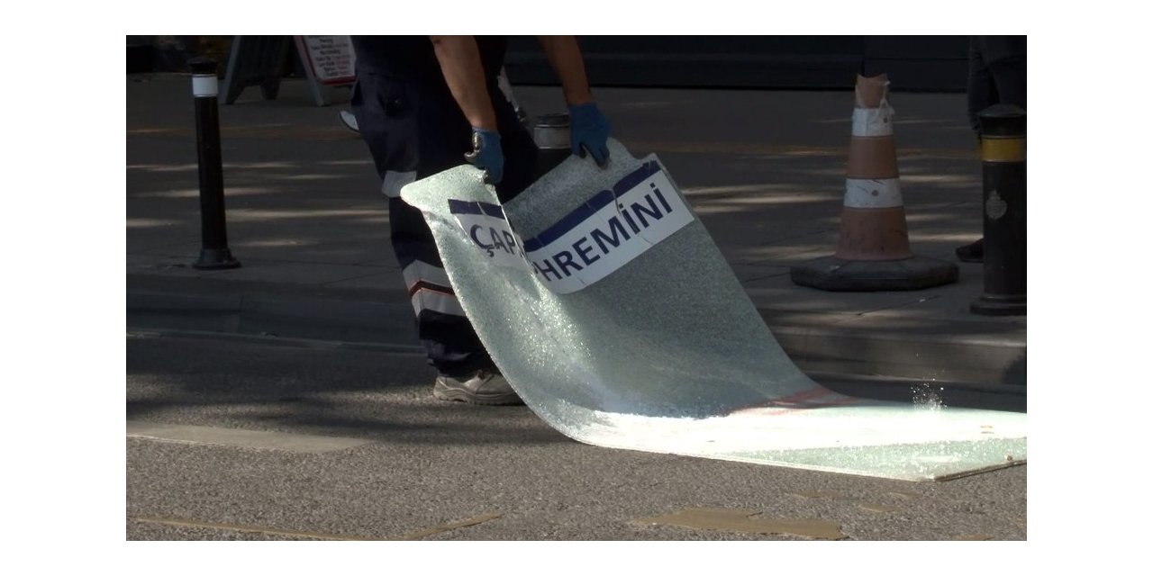 Lüks Cipin Üzerine Tramvay Durağının Koruma Camı Düştü