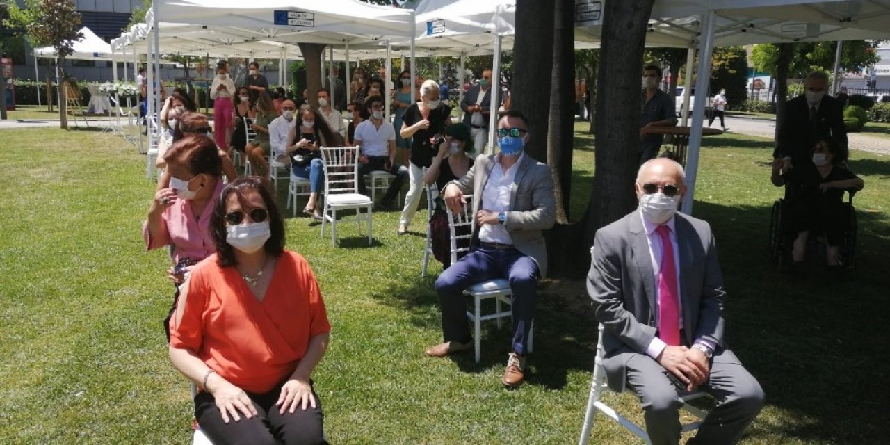 Kadıköy’de Sosyal Mesafeli ‘açık Hava Nikahları’ Kıyılmaya Başlandı
