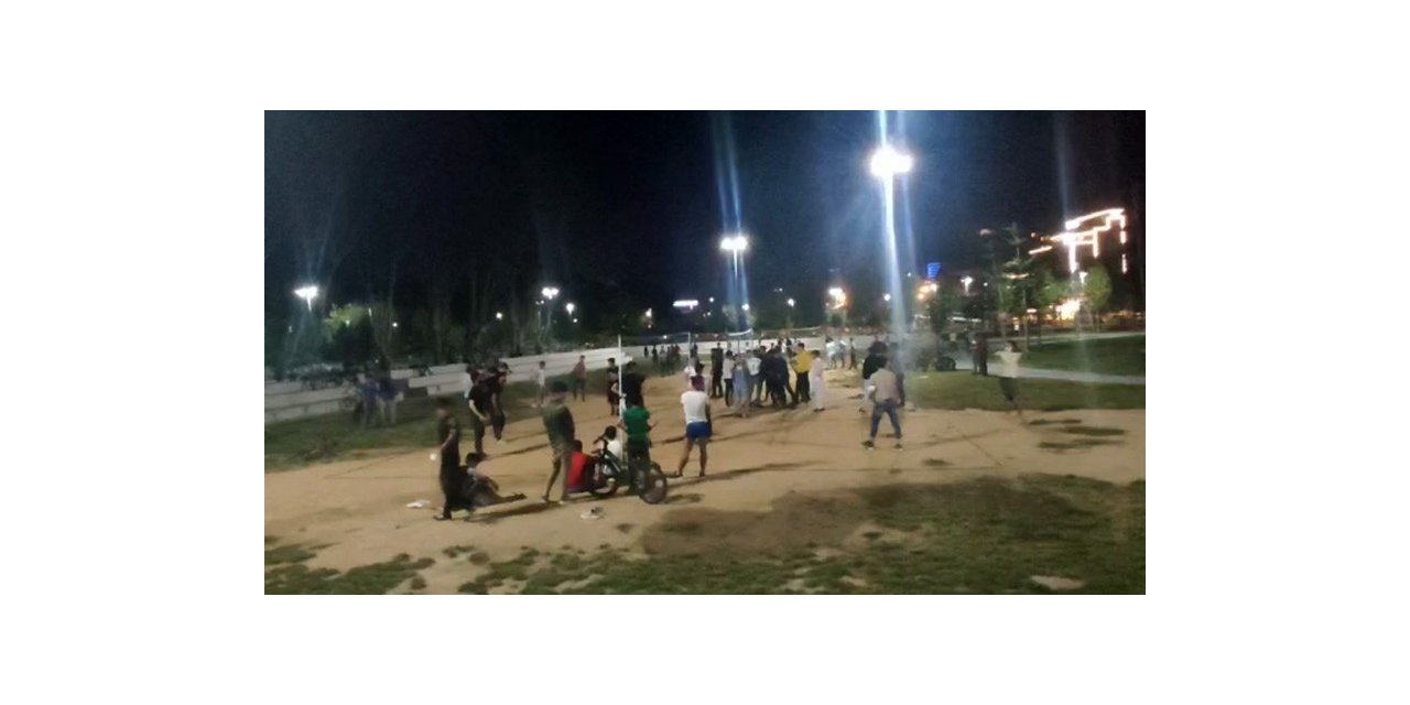 Sosyal Mesafeyi Hiçe Sayıp Voleybol Oynadılar