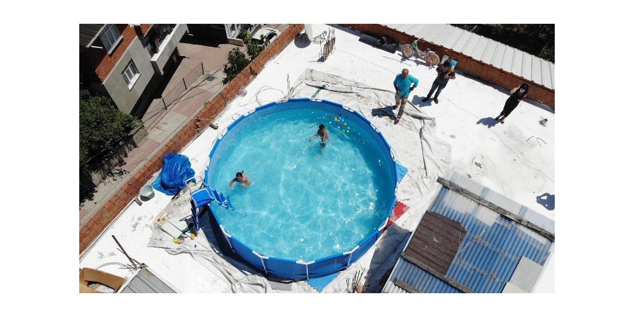 Torunları İçin Havuz Keyfini Evin Çatısına Taşıdı