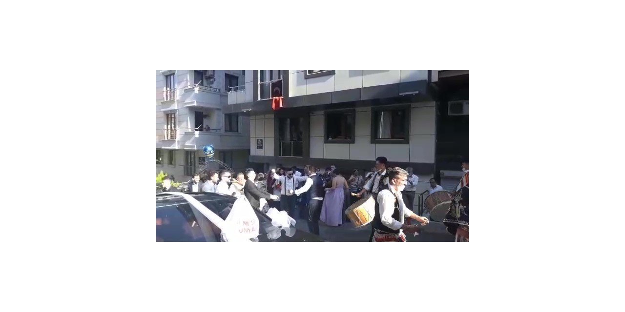 Sokak Ortasında Sosyal Mesafesiz Maskesiz Düğün Eğlencesi