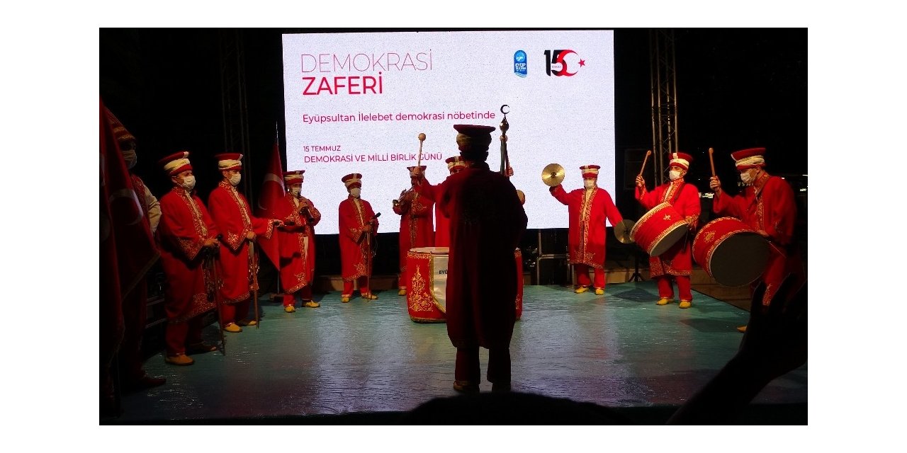 15 Temmuz’un 4’üncü Yıl Dönümünde Eyüpsultan’da Anma Programı Düzenlendi, Yüzlerce Kişi Meydanı Doldurdu