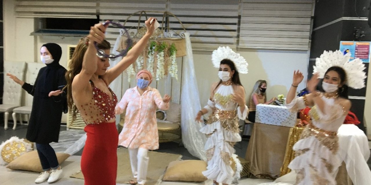 esenyurt’ta Mesafeli Kına Gecesi Cep Telefonu Kamerasında