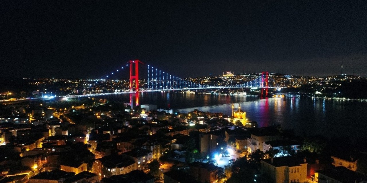 15 Temmuz Şehitler Köprüsü Kırmızı Beyaza Büründü