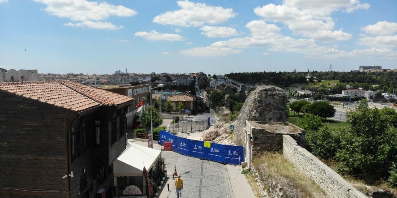 Fatih’te Çöken Tarihi Surlar Havadan Görüntülendi