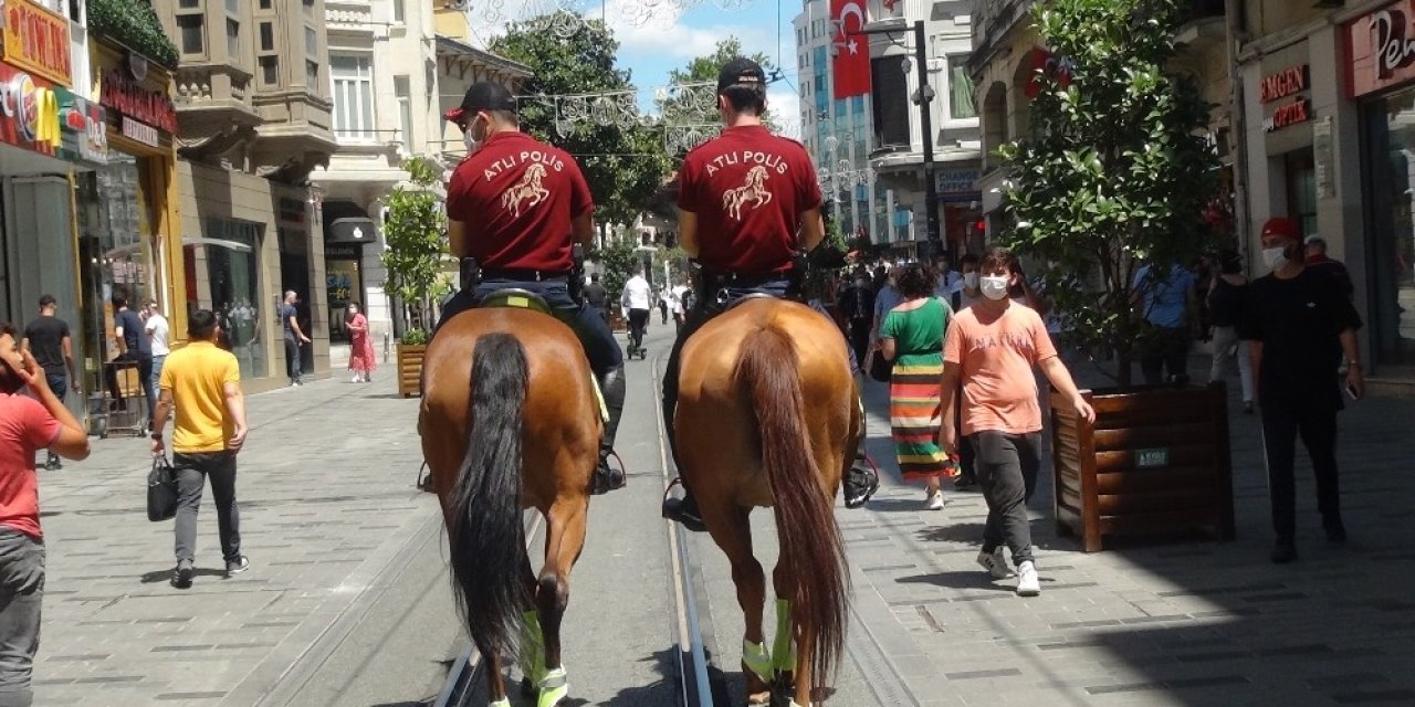 İstiklal Caddesi’nde Atlı Polisler Devriye Gezdi, Vatandaşlar Yoğun İlgi Gösterdi