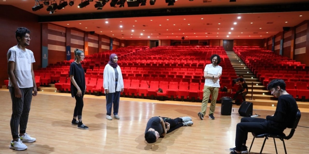 Ödüllü Oyuncudan Başakşehirli Gençlere Tiyatro Eğitimi