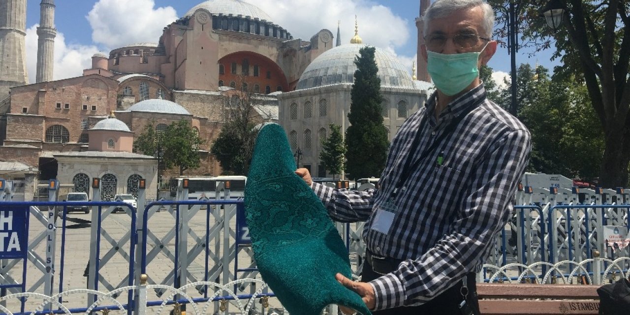 Ayasofya Cami’ne Ördek Başı Yeşili Halılar Döşenmeye Başlandı
