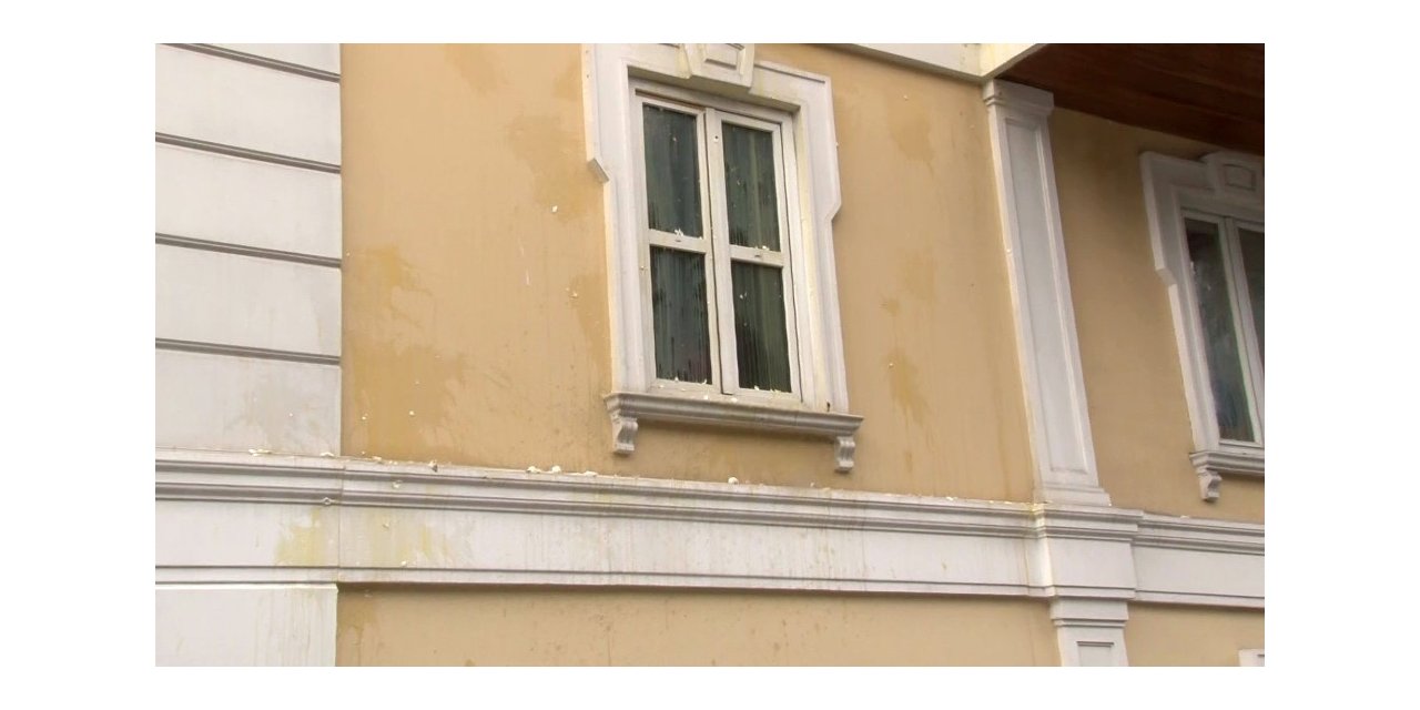 Pazarcılar Bakırköy Belediyesi’ni Yumurta Yağmuruna Tuttu