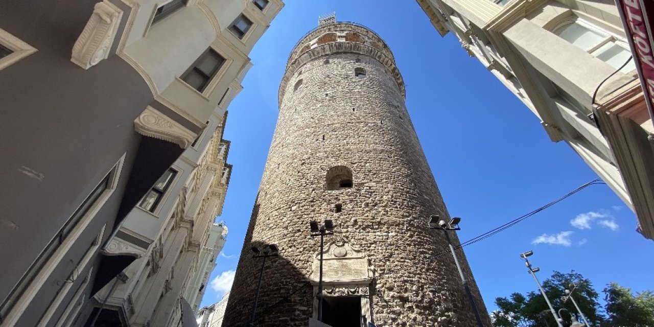 Ebabil Kuşları İçin Galata Kulesi’nin Etrafındaki İskeleler Söküldü
