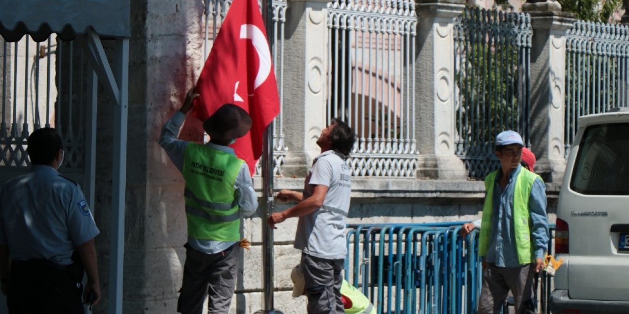 Ayasofya Camii’nin Giriş Kapılarına Türk Bayrakları Asıldı
