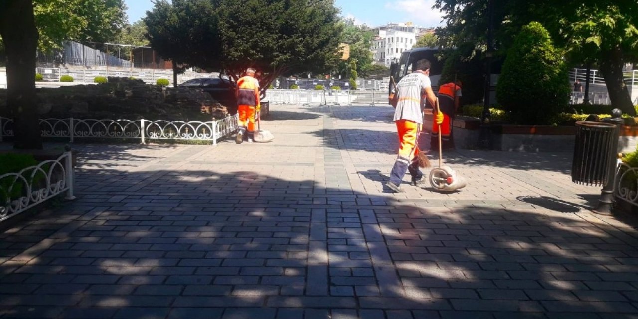 Ayasofya Camii’nin İçerisi Ve Bahçesi Böyle Dezenfekte Edildi