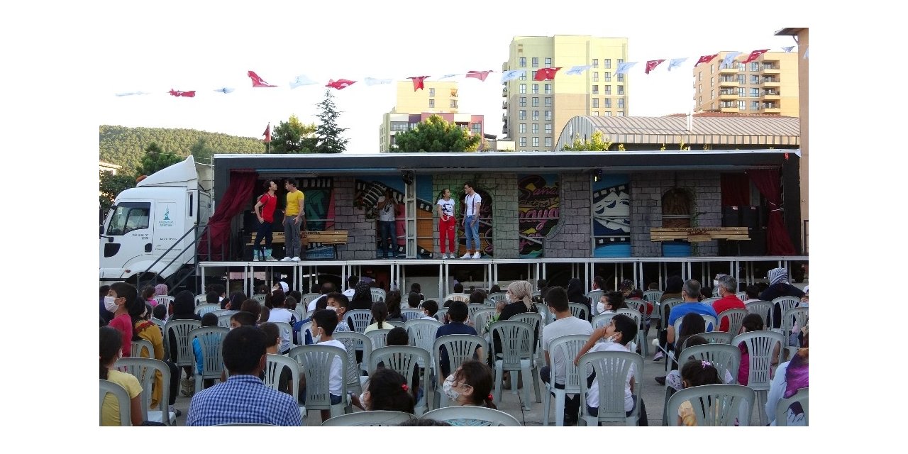 Sanat Tırı, Tiyatroyu Sanatsever Sancaktepelilerin Ayağına Götürüyor