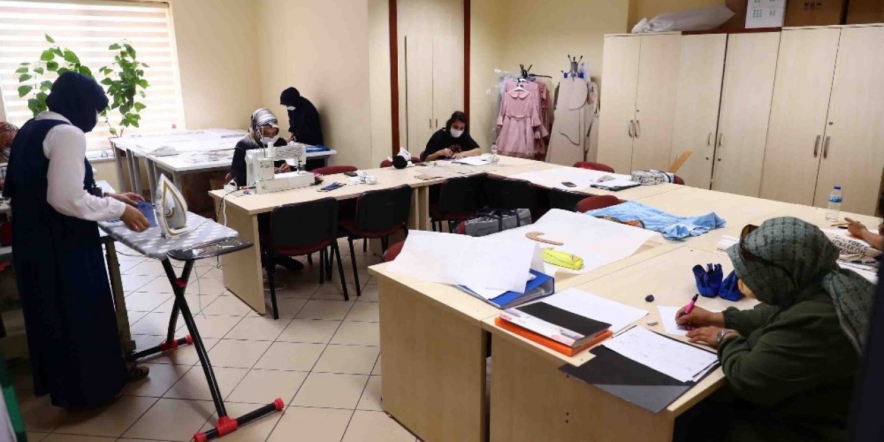 Kadın Kursiyerlerden Her Zevke Uygun Maske