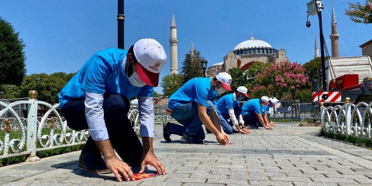 Ayasofya Çevresinde Cuma Namazı İçin Sosyal Mesafe Stickersları Yapıştırıldı