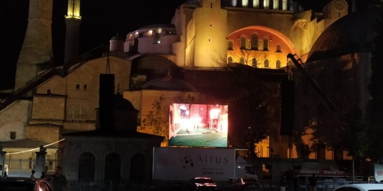 Ayasofya Camii’ndeki Çalışmaları Vatandaşlar Canlı Olarak İzliyor