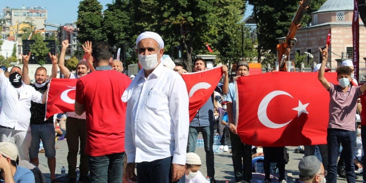 Ayasofya Camii’nin Önünde Vatandaşlar Bayram Coşkusu Yaşıyor