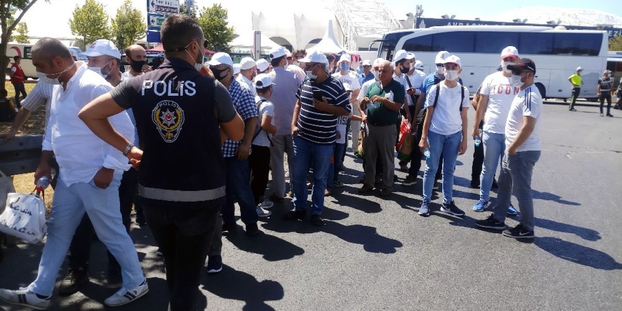Ayasofya Doldu, Vatandaşlar Yenikapı’ya Akın Etti