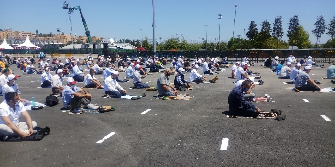Ayasofya’ya Gidemeyenler Cuma Namazını Yenikapı’da Kıldı
