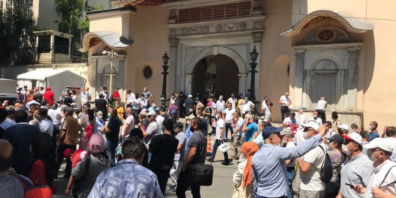 Ayasofya-i Kebir Cami-i Şerifi Açılışında Meydana Sığmayan Cemaat Caddelerde Namaz Kıldı