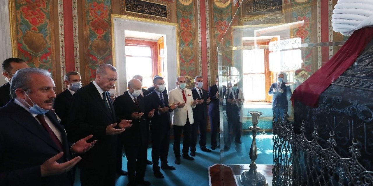 Cumhurbaşkanı Erdoğan, Fatih Sultan Mehmet Han’ın Türbesini Ziyaret Etti