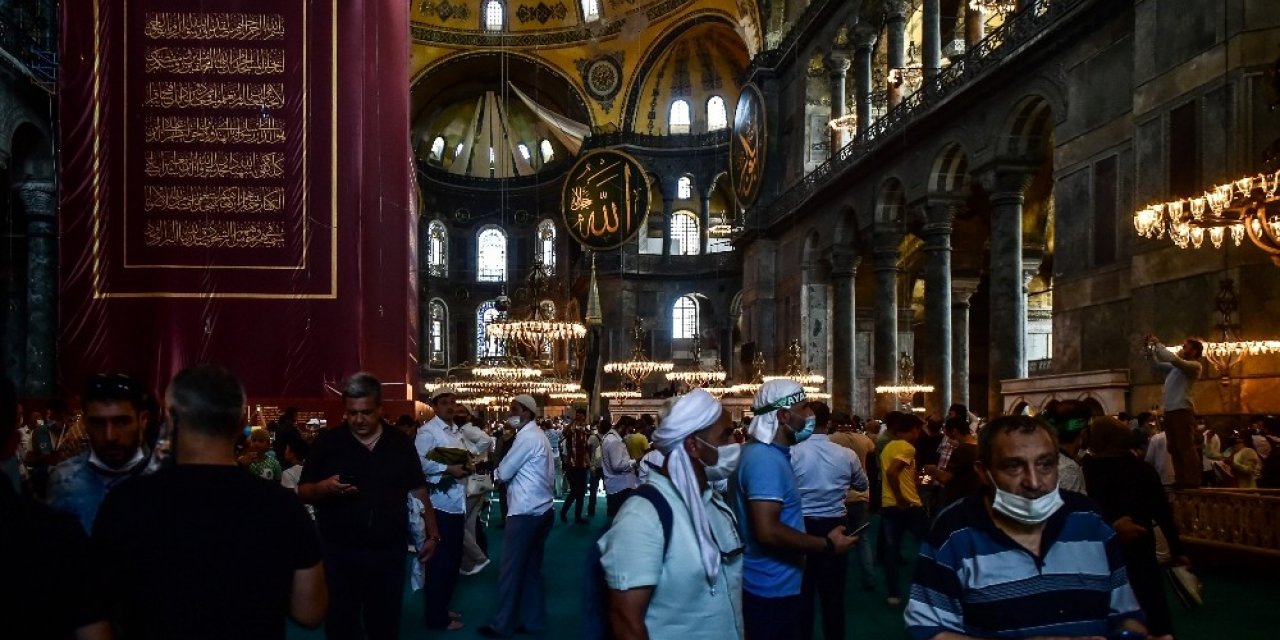 Namazın Bitmesiyle Vatandaşlar Kısım Kısım Ayasofya Camii’ne Alındı