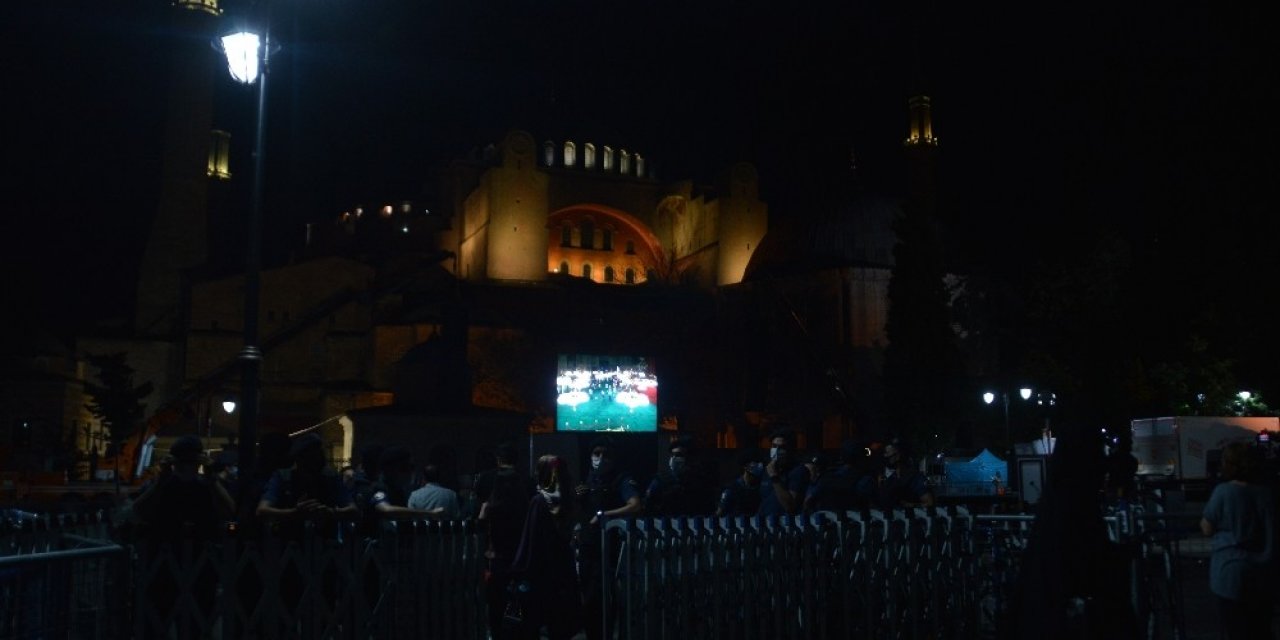 Ayasofya Camii’nde Ziyaretçi Yoğunluğu Gece De Devam Ediyor
