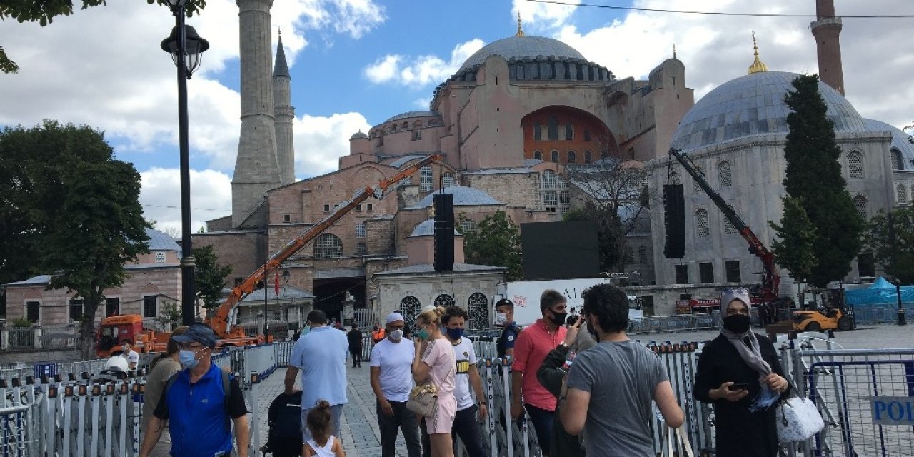 Ayasofya’da Yerli Ve Yabancı Turist Yoğunluğu