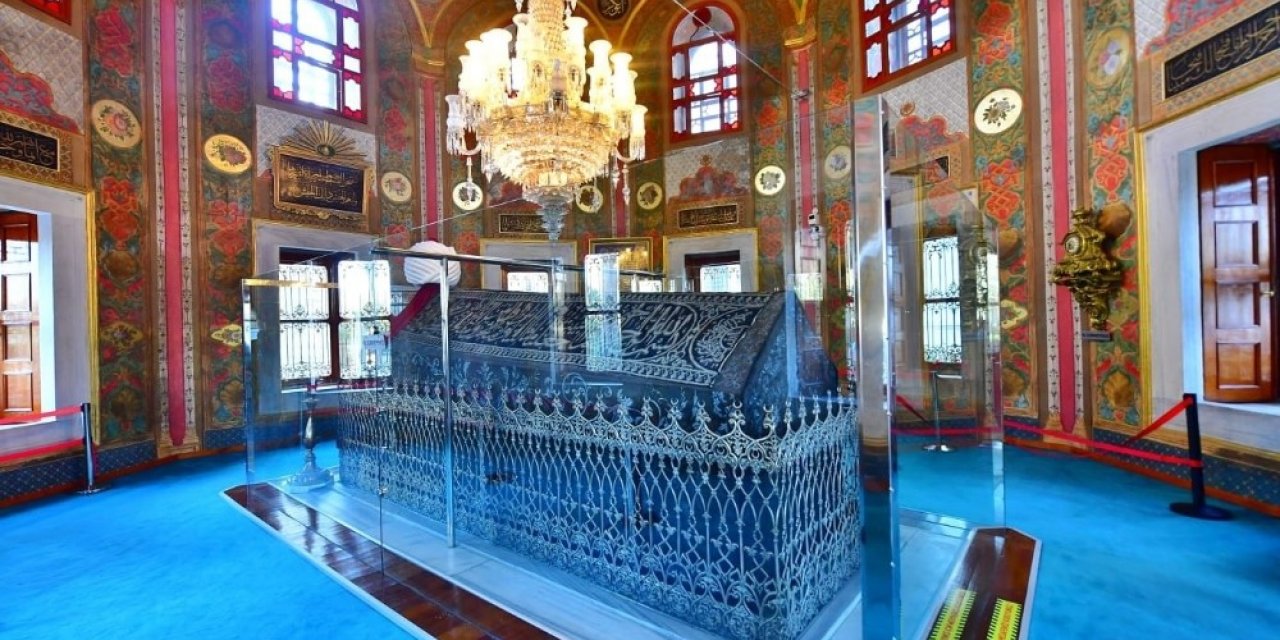 Vali Yerlikaya, Fatih Sultan Mehmet Han’ı Kabri Başında Ziyaret Etti