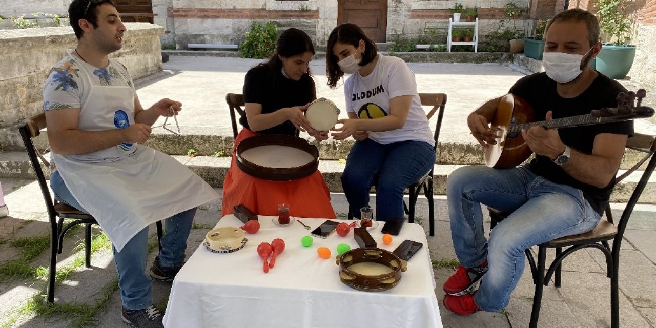 Pandemi Döneminde Evlerinden Çıkmayan Çocuklar Sanatla Buluştu