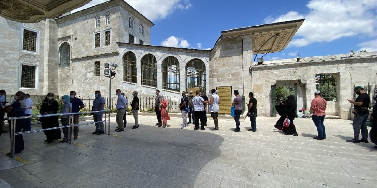 Ayasofya’nın Açılmasının Ardından Fatih Sultan Mehmet Han’ın Kabrine Vatandaş Akını
